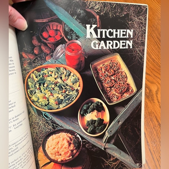Vintage 1977 Betty Crocker Cooking American Style Cookbook - Picture 8 of 9
